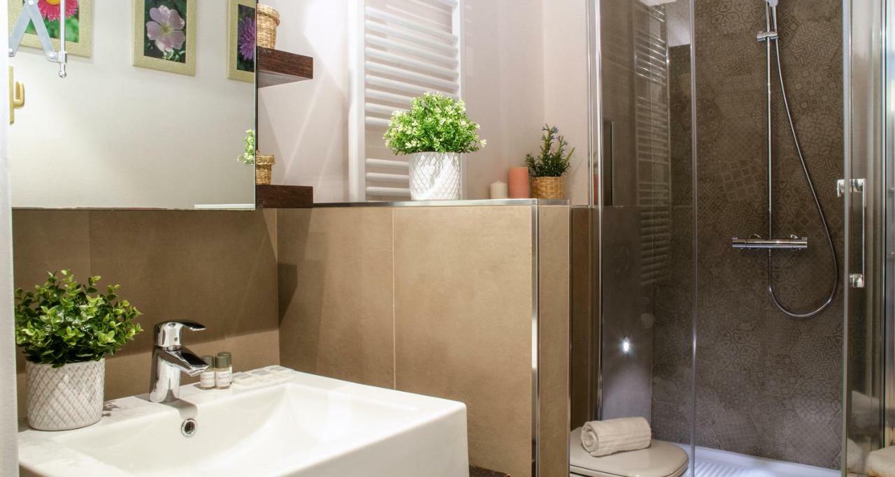 Flowers Apartment Joivy 25 Como Exteriér fotografie